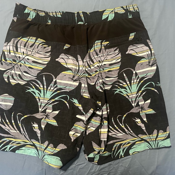 Speedo Black‎ and Gray Floral Men's Swim Shorts - Picture 2 of 3